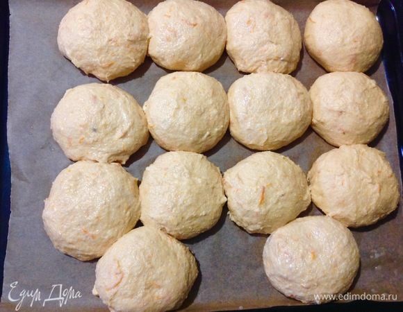 Эти колобки складываю на лист пергамента на противне на небольшом расстоянии друг от друга, при выпечки они слипнуться, но это нормально, потом отделятся друг от друга легко. У меня вышло 14 булочек.