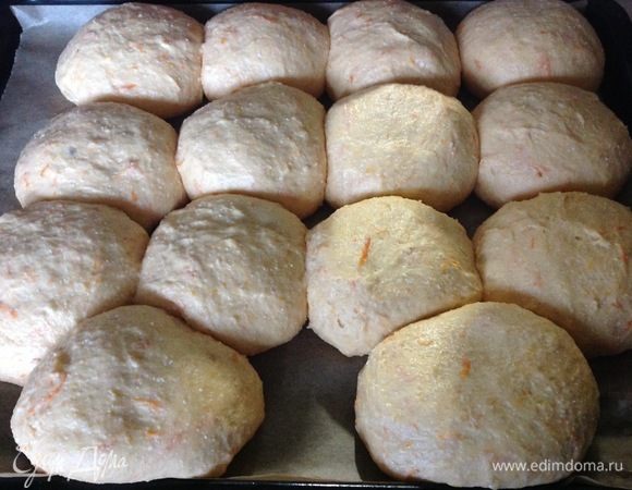 Духовку включаем на 180°С, пусть греется, пока булочки расстаиваются.
Теперь снова ставим эти булочки в теплое тихое место на расстройку на 30 минут. За это время они увеличатся и слипнутся между собой, пусть вас это не пугает. Если булочки из такого теста класть на большом расстоянии друг от друга, они просто расползутся во время выпечки, уйдут в ширину, а не в высоту.