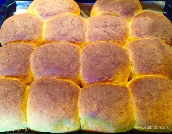 Булочки ничем не смазываем. Отправляем противень с булочками в горячую уже духовку, по времени я пекла 25 мин., но время, конечно, зависит от каждой духовки индивидуально, у меня электропечь с таймером времени.
Готовые горячие булочки снимаем в противня вместе с пергаментом и переносим на решетку для остывания, когда они остынут, лист можно вытянуть.