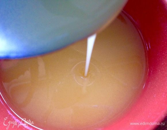 Добавляем в сок сахарную пудру частями и растираем ее в соке. Всего у меня ушло 7 ст. ложек, это потому, что мне хотелось, чтобы на булочках оставался небольшой глянец, я делала пропитку густоватой, но тут все по желанию.
Кстати, если добавить сахарной пудры больше, то можно сделать просто апельсиновую глазурь, а не пропитку, и это тоже будет очень вкусно. Но в этом варианте лучше не в сок добавлять сах. пудру, а, наоборот, сок вливать в сахарную пудру и растирать, пока не достигнете той нужной вам густоты, и апельсиновой глазурью намазать уже остывшие булочки.