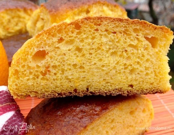 И вот в разрезе булочки уже с пропиткой.
Тыква придает этим булочкам ту самую нежную влажность и солнечный цвет. По вкусу я ее не слышу, доминирует апельсин.
Ну, в общем-то, вот и все. Ничего особо сложного. Да, требуется время и спокойствие :)