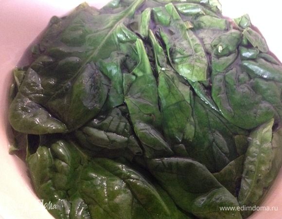 Шпинат опускают в кипяток, выдерживают 1 минуту, отбрасывают на дуршлаг.