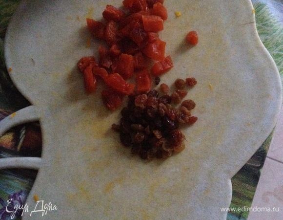 Курагу порезать на кусочки, изюм промыть.