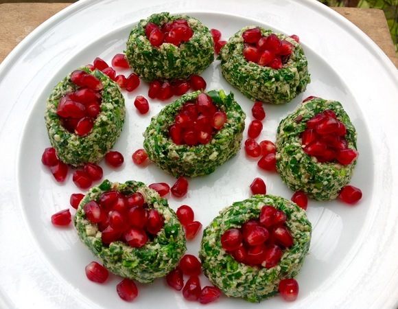 И в лунку насыпала зерна граната.