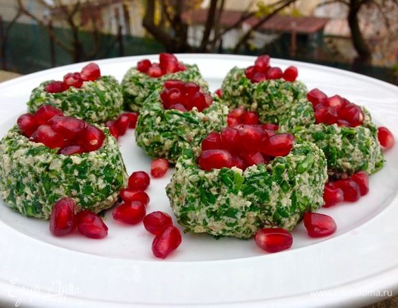 Вот такая вкусная, красивая и, главное, полезная выходит закуска, украсит любой стол :)