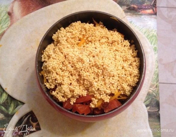 Я кашу буду томить в духовке, в маленьком котелке.
В жаропрочную форму сложить тыкву, пшено ТМ «Националь» (предварительно промыть), сухофрукты, мед и сахар, перемешать, залить водой и отправить в духовку, разогретую до 180°С, на 30 минут.