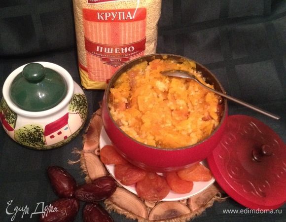 Когда каша готова, достать котелок из духовки, положить сливочное масло, чтобы пропитать кашу.