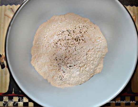 В миску просейте муку с разрыхлителем, добавьте соль и перец.