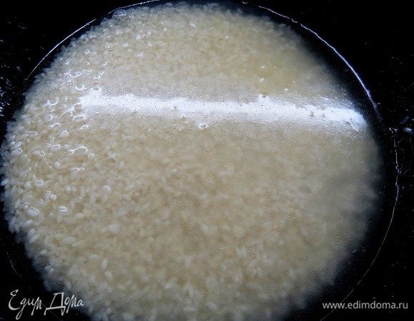 Рис промыть и отварить согласно инструкции на упаковке почти до готовности.