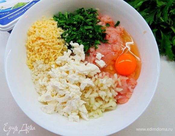 Смешать вместе фарш, остывший рис, 1 яйцо, нарезанные петрушку и лук, тертый сыр, размятую вилкой фету, соль и перец.