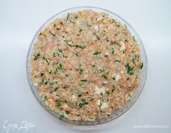 Поместить смесь в форму 27 см в диаметре, обильно смазанную оливковым маслом.