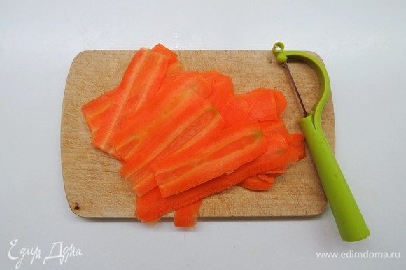 Нарезать тонкими лентами морковь и бланшировать ее 1–2 минуты.