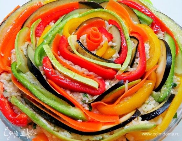 Смешать оливковое масло, чеснок и немного соли и смазать все овощи.