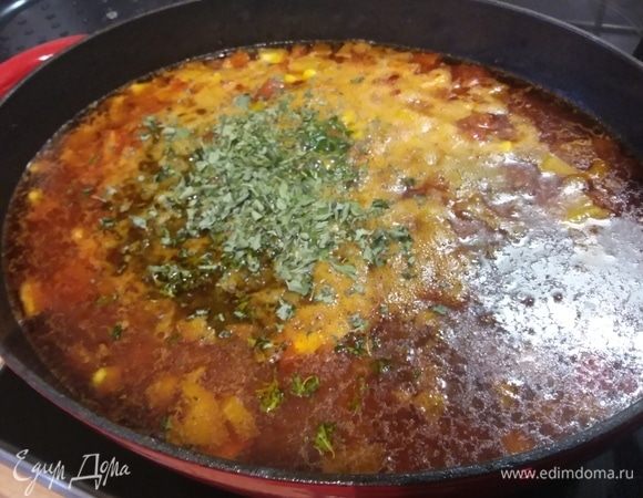 Добавить плавленый сыр, дать ему разойтись. Влить сливки. Добавить специи, соль и перец. Прогреть все вместе.
* жирность плавленого сыра и сливок в этом рецепте не принципиальна, поэтому если вы хотите более диетический вариант, используйте менее жирные продукты. 