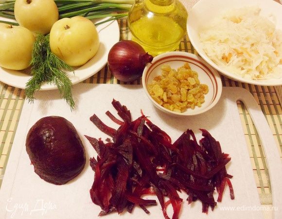 Свеклу желательно запечь или отварить на пару для того, чтобы сохранить в ней все водорастворимые витамины. Затем очистить и нарезать соломкой.