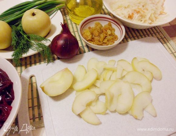 Моченое яблоко нарезать тонкими дольками, предварительно вырезав сердцевину с семечками.