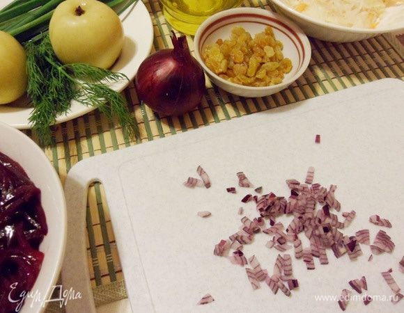 Красный репчатый лук измельчить.