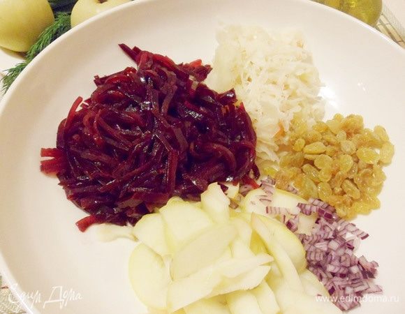 Горсть квашеной капусты отжать от лишнего рассола. К свекле и яблоку добавить квашеную капусту и горсть изюма. По желанию, можно добавить немного сахарного песка.