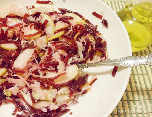 Заправить ароматным оливковым маслом и перемешать. Салат готов.