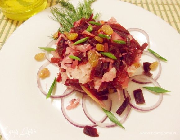 Вкусный и полезный салат из квашеной капусты с мочеными яблоками готов.