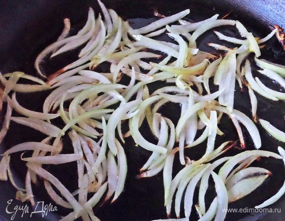 Начинаем обжаривать лук на оливковом масле.