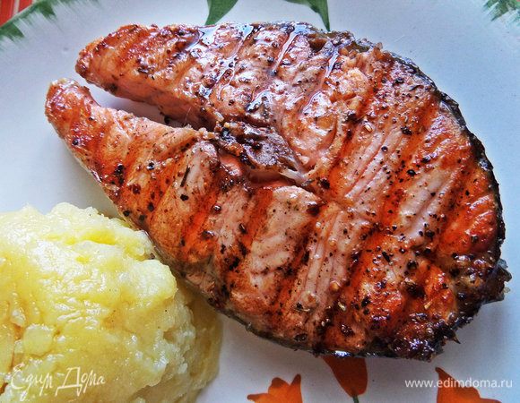 Стейки обжарить на сковороде-гриль с двух сторон, пока готовится пюре.