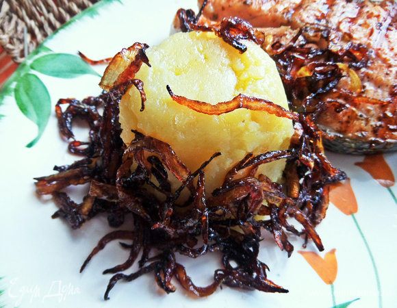 Из пюре сделать башенки при помощи короткого стакана и посыпать рядом хрустящий лук.