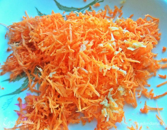 Для овощного дополнения удачно подойдет морковь. Натереть мелко с чесноком.