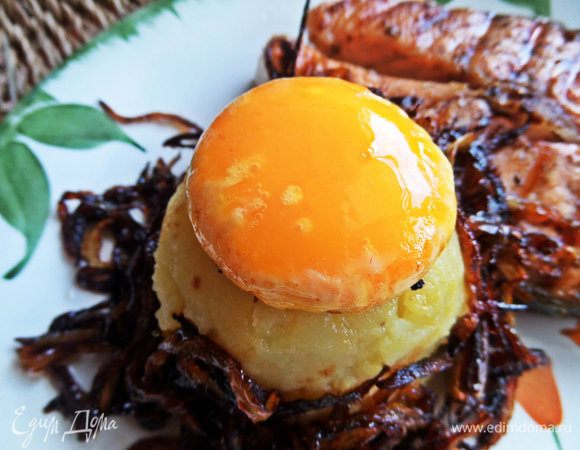 Отделить желток от белка (белок не нужен) и осторожно переместить желток на разогретую сковороду с маслом. Жарить, не трогая и не переворачивая.