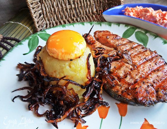 Когда низ желтка схватится,осторожно переместить его лопаткой на картофельную башенку.