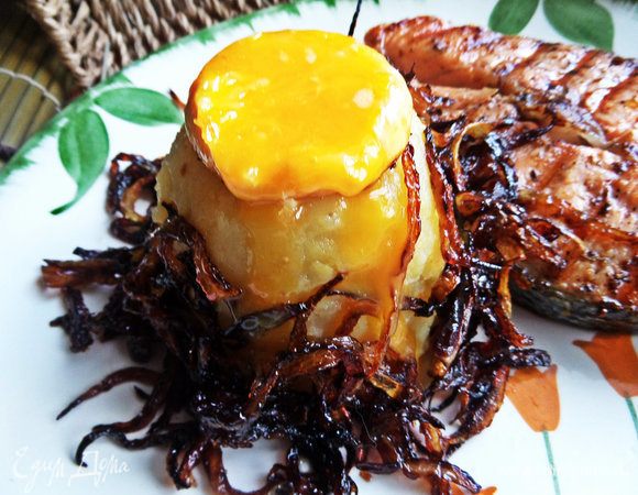 При подаче проткнуть желток ножом, чтобы вылилась яичная лава.