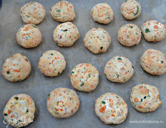 Выпекайте булочки около 25 мин. в разогретой до 180°С духовке до готовности.