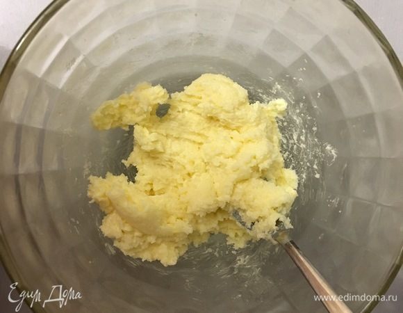 Размягченное масло растираем с сахаром.