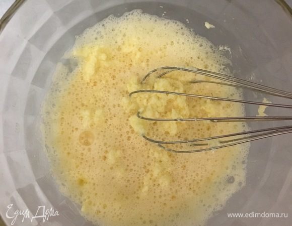 Взбиваем яйцо венчиком и перемешиваем со смесью масла и сахара.