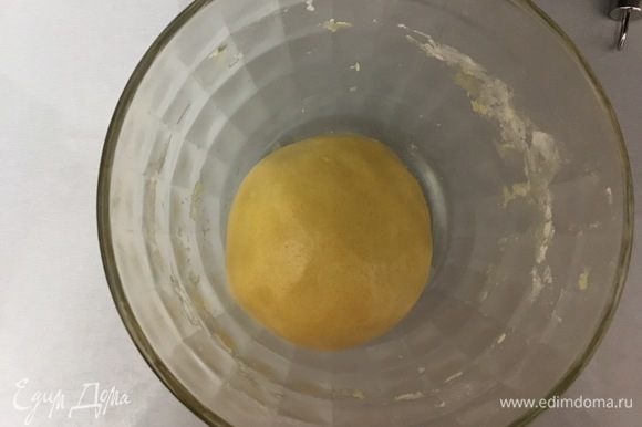 Добавляем частями муку, месим тесто и скатываем его в шар.