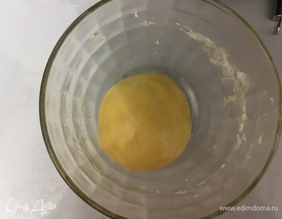 Добавляем частями муку, месим тесто и скатываем его в шар.