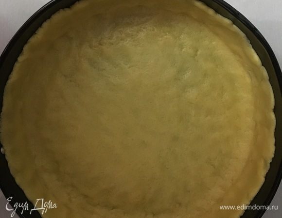Распределяем тесто в форме для запекания, делая высокие бортики, затем отправляем на 30 минут в холодильник.