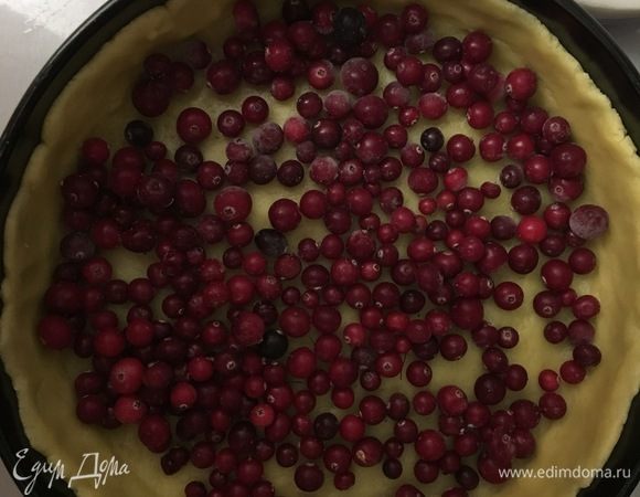 Засыпаем клюкву в форму с тестом.