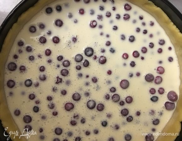 Заливаем сметанную смесь. 
Отправляем в духовку, разогретую до 180°С, на 40 минут. 
Через 40 минут отключаем духовку и оставляем тарт в ней еще на 10 минут. 
Достаем тарт из духовки, остужаем и убираем в холодильник на пару часов.