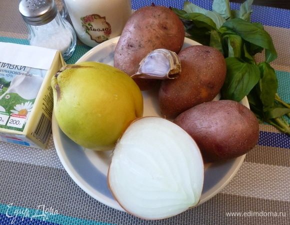 Подготовим продукты для крем-супа. Я взяла половину здоровенной луковицы.