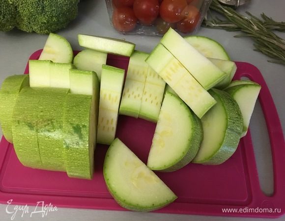 Кабачки режем дольками, толщиной 1 см.
