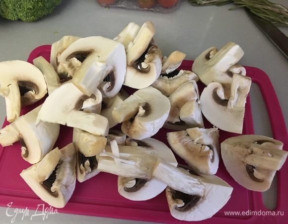 Грибы делим на 4 части.