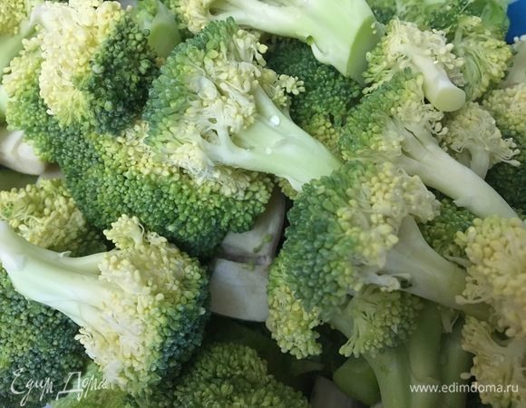 Брокколи делим на соцветия.
