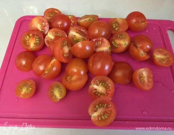 Черри режем пополам.