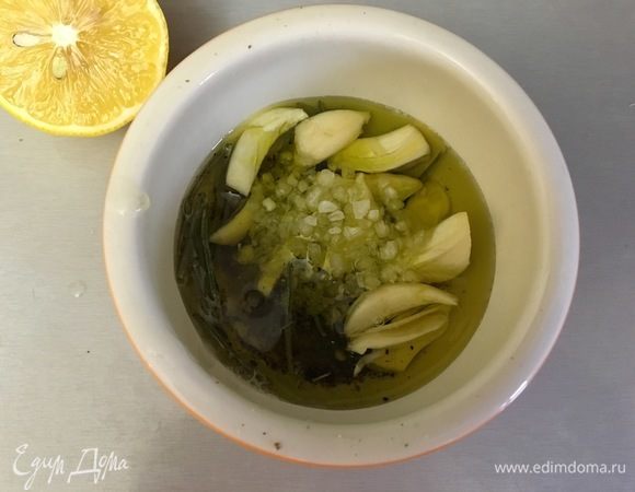 Соль, перец, розмарин, орегано, чеснок, оливковое масло и сок лимона помещаем в ступку и перетираем.