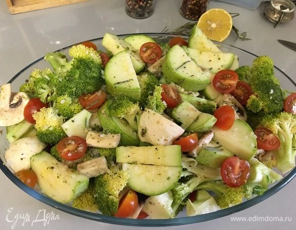 Перемешиваем овощи с приправной смесью и отправляем в духовку, разогретую до 180°С, на 40 минут. 