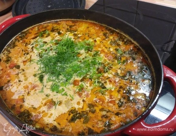 В конце добавить свежую зелень. Снять с огня. 