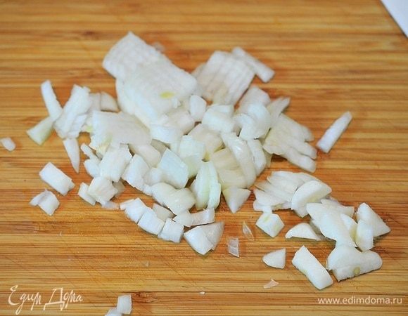 Лук и чеснок почистите и нарежьте.