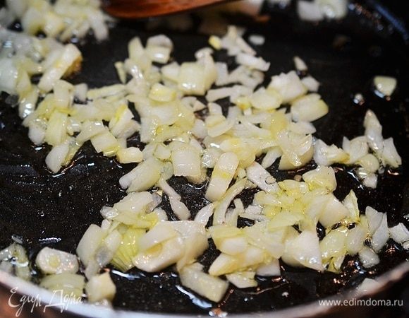 Обжарьте лук и чеснок на сливочном масле.