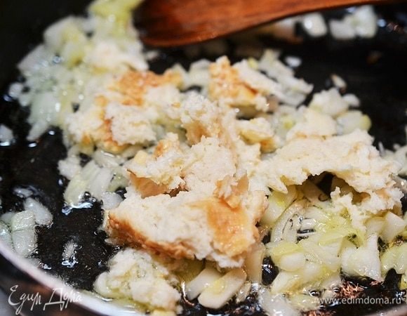 Добавьте отжатый хлеб и обжаривайте минут 5.